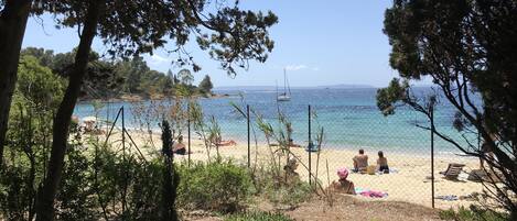 Plage à proximité, chaises longues