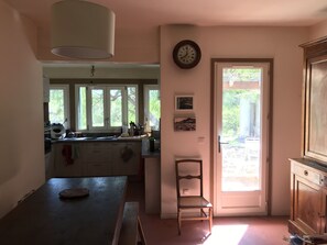 ��冷蔵庫、電子レンジ、オーブン、コンロ