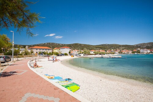 A4 - Modern apt w. Terrace, 3 min Walk to Beach