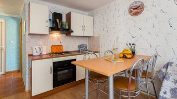 Apartment, 1 Queen-Bett und Schlafsofa | Eigene Küche | Kühlschrank, Ofen, Herdplatte, Wasserkocher