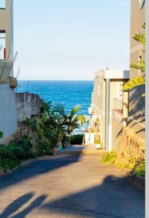 Property grounds - Lovely 1-Bedroom apartment with pool and sea view (Amanzimtoti)