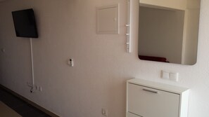 Apartment, 1 Bedroom, Accessible, Smoking | Living room