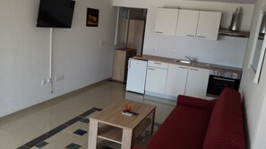 Apartment, 1 Bedroom, Accessible, Smoking | Dining room