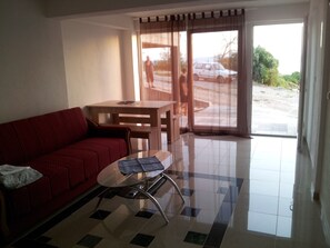 Apartment, 1 Bedroom, Accessible, Smoking | Dining