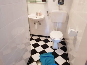 Apartment, 1 Bedroom, Accessible, Smoking | Bathroom