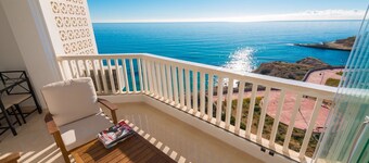 Luxurious 1st Line Top-floor Apartment With Direct Sea Access