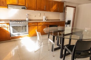 Room, 1 Bedroom, Smoking, Garden View | Dining