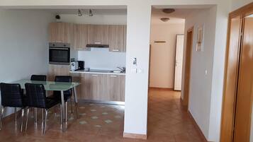 Appartamento, 2 camere da letto, balcone | Ristoranti