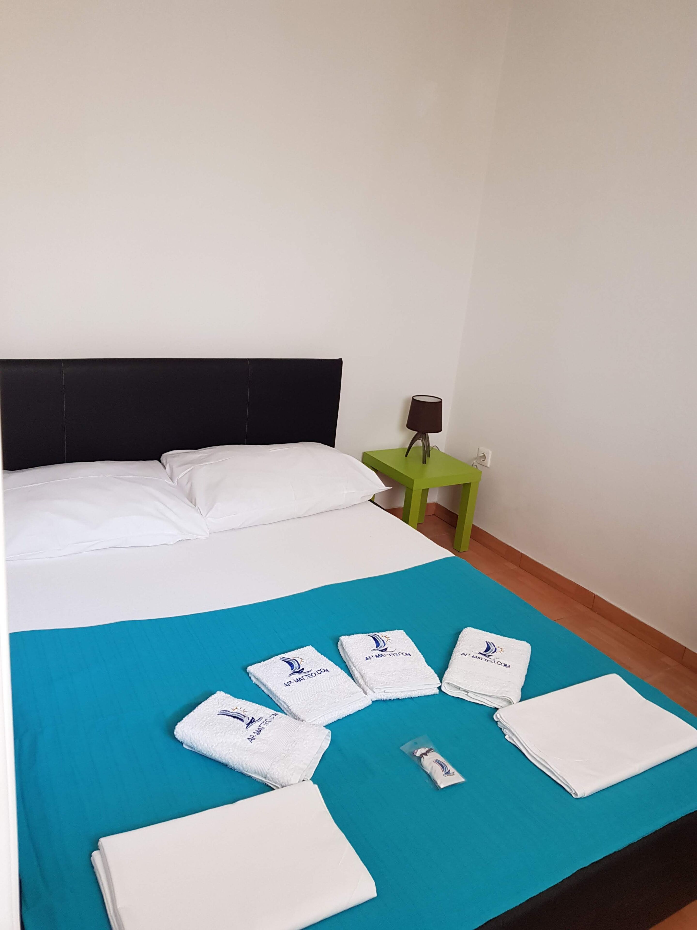 1 chambre, fer et planche à repasser