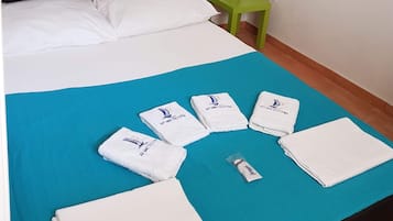 1 habitación y tabla de planchar con plancha