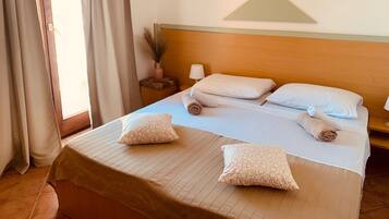 Zimmer, 1 Schlafzimmer, Raucher, Balkon | 1 Schlafzimmer, Schreibtisch, WLAN