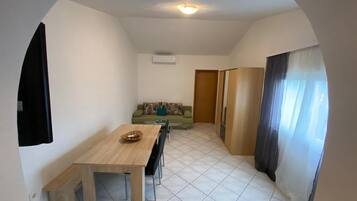 Apartment, 1 Bedroom, Accessible, Smoking | Living room
