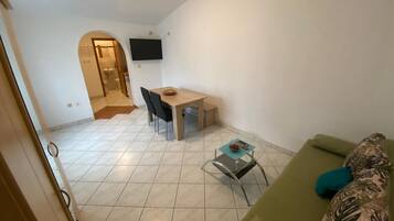 Apartment, 1 Bedroom, Accessible, Smoking | Dining room