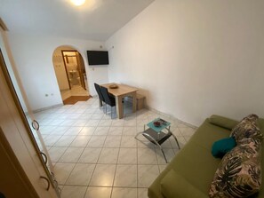 Apartment, 1 Bedroom, Accessible, Smoking | Dining room