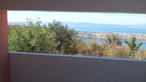 A balcony with a view of a lake and distant mountains. - Room Mira With Terrace and sea View (Omisalj)