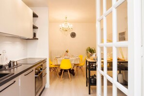 Kühlschrank, Geschirrspüler, Kochgeschirr/Geschirr/Besteck