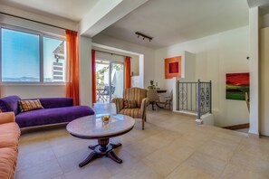 Villa, 3 Bedrooms, Private Pool, Garden View | Living room