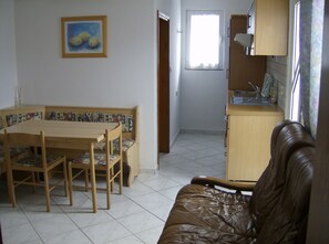 Apartment, 1 Bedroom, Accessible, Smoking | Dining room