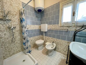 Villa, 2 Bedrooms, Balcony, Garden View | Bathroom | Bidet - Townhouse With Garden and Shared Pool (Caorle)