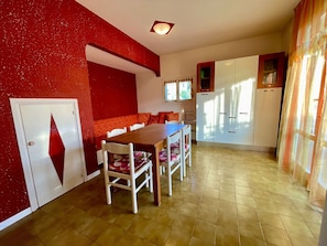 Villa, 2 Schlafzimmer, Balkon, Gartenblick | Esszimmer