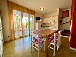 Villa, 2 Bedrooms, Balcony, Garden View | Dining room