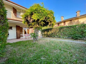 Villa, 2 Schlafzimmer, Balkon, Gartenblick | Speisen im Freien