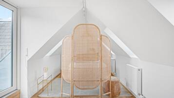 Leilighet, 1 soverom, terrasse, byutsikt | Oppholdsrom | TV