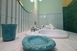 A bathroom with a sink, a blue decorative bowl, and a blue cup on the counter. - B b Relais Delle Rose Lecce - Philantha - Triple Comfort (Lecce)