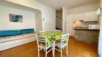 Villa, 2 Bedrooms, Balcony, Garden View | Dining room
