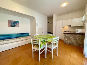 Villa, 2 chambres, balcon, vue sur le jardin | Salle à manger