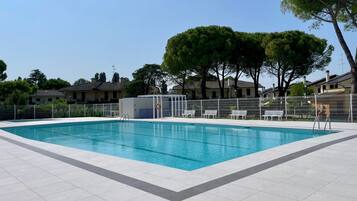 Villa, 2 habitaciones, balcón, vista al jardín | Alberca | Alberca al aire libre