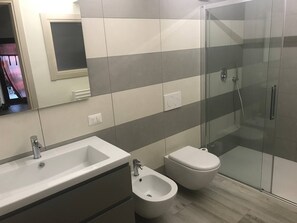 Departamento, 2 habitaciones, balcón, vista a la ciudad | Baño | Secadora de cabello, bidet, toallas 