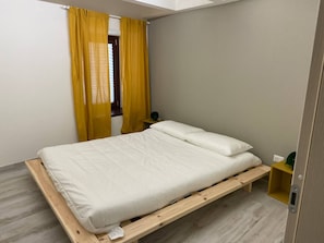 Apartamento, 2 quartos, sacada, vista para a cidade | 3 quartos, roupa de cama