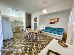 Villa, 2 Schlafzimmer, Balkon, Gartenblick | Wohnzimmer | Fernseher