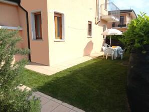 Villa, 2 Schlafzimmer, Terrasse, Gartenblick | Außenbereich