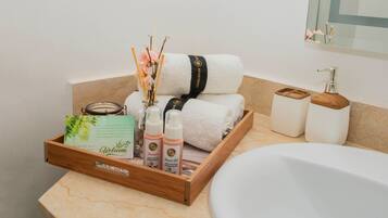 Apartment, 2 Bedrooms, Accessible, Balcony | Bathroom