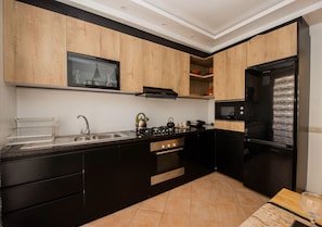 Appartement, 2 chambres, accessible aux personnes à mobilité réduite, balcon | Cuisine privée | Plaque de cuisson