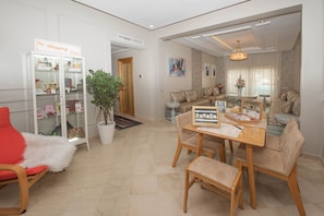 Departamento, 2 habitaciones, con acceso para personas discapacitadas, balcón | Restaurantes