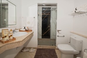 Apartment, 2 Schlafzimmer, barrierefrei, Balkon | Badezimmer