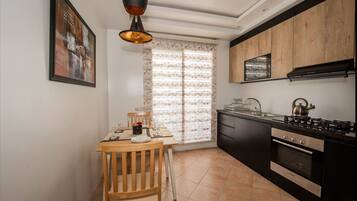 Appartement, 2 chambres, accessible aux personnes à mobilité réduite, balcon | Cuisine privée | Plaque de cuisson