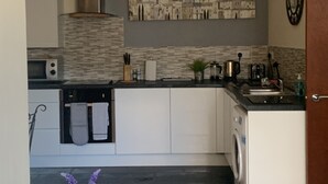 Apartment, 2 Bedrooms | Private kitchen - Absolute Stay in Sherwood-free Parking-east Midlands Airport-contractors-family (Nottingham)