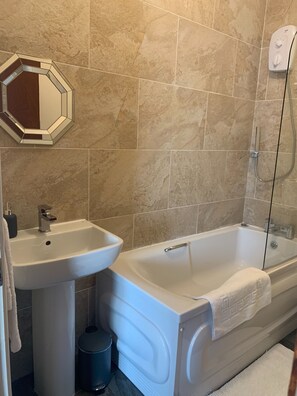 Apartment, 2 Schlafzimmer | Badezimmer | Duschwanne, kostenlose Toilettenartikel, Handtücher
