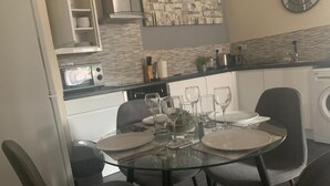 Apartment, 2 Bedrooms | Interior - Absolute Stay in Sherwood-free Parking-east Midlands Airport-contractors-family (Nottingham)
