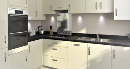 Room in Guest Room - Double Room, Full Kitchen, Smart TV, Shared Bathroom in 3-bed Home