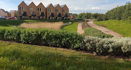 Room in Guest Room - Double Room, Full Kitchen, Smart TV, Shared Bathroom in 3-bed Home