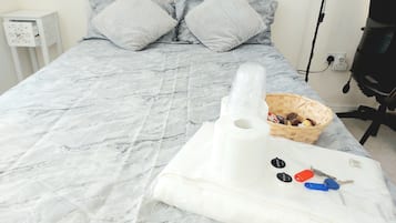 Room, 1 Bedroom, Garden View | 1 bedroom, desk, WiFi