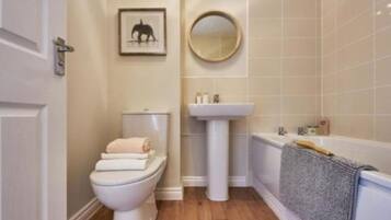 Room, 1 Bedroom, Garden View | Bathroom amenities | Towels