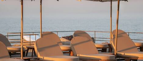 حمّام سباحة خارجي موسمي، مظلات على حمّام السباحة، مقاعد للتشمس