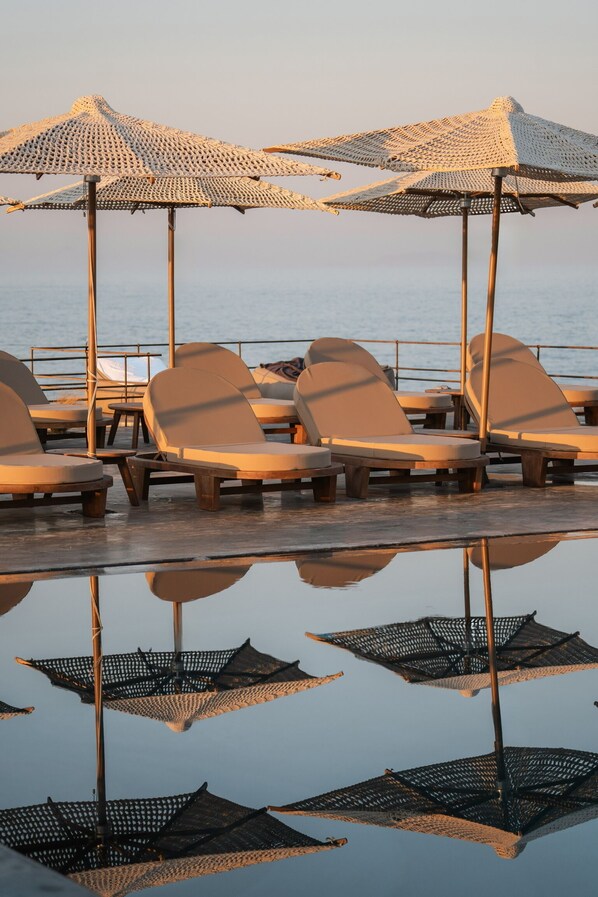 Piscina externa sazonal, guarda-sóis, espreguiçadeiras