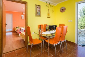 Private kitchen - A5 - Modern apt With Terrace, 3 min Walk to Beach (Marina)